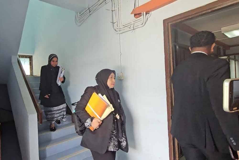 Pasukan pendakwaan hadir di Mahkamah Tenom pada Rabu.