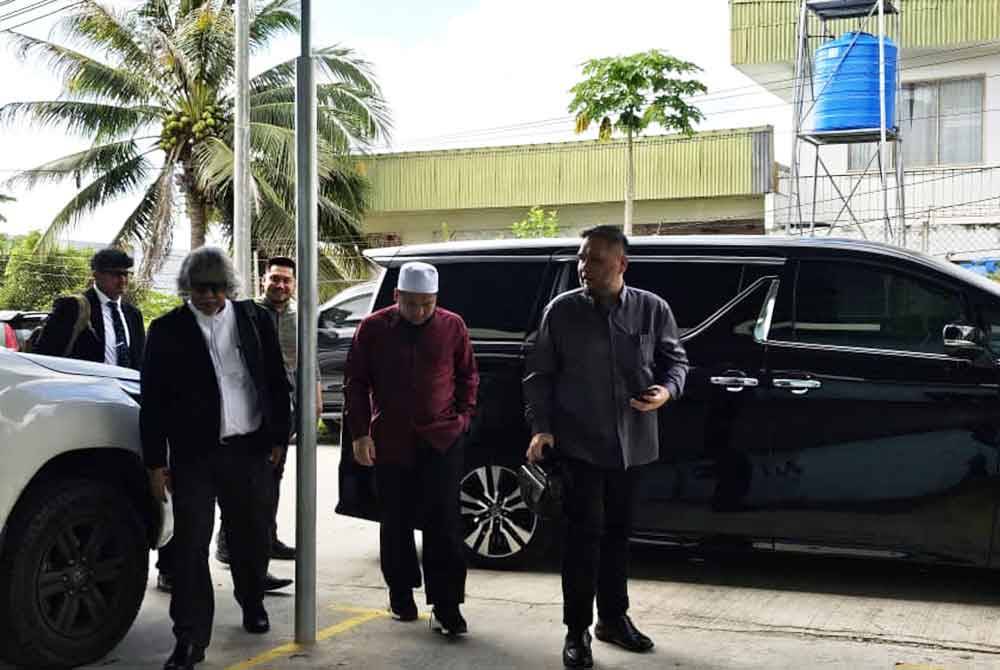 Ebit bersama barisan peguamnya yang hadir di Mahkamah Tenom pada Rabu.