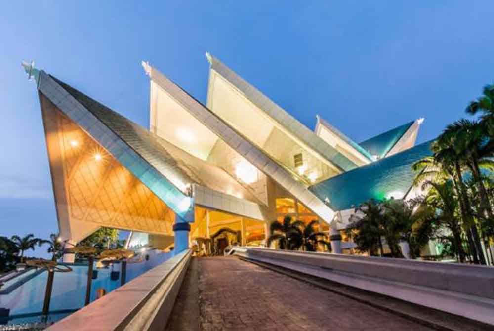 Bangunan panggung Istana Budaya akan ditutup selama dua tahun mulai 15 Januari ini.