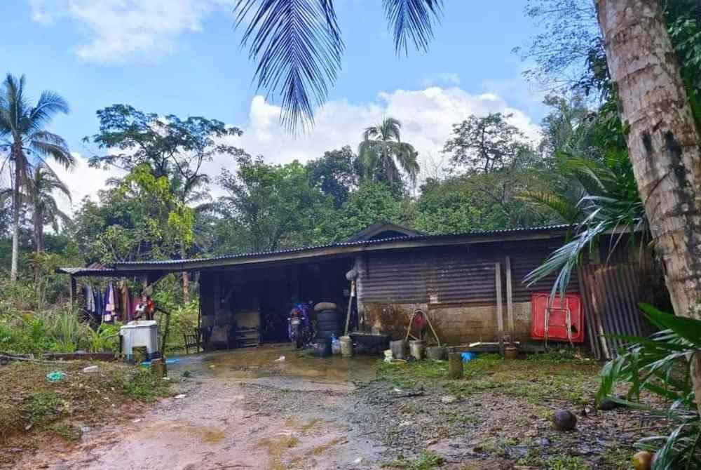 Keadaan rumah Md Sani di Kampung Payang Kayu, Kuala Berang, Hulu Terengganu.