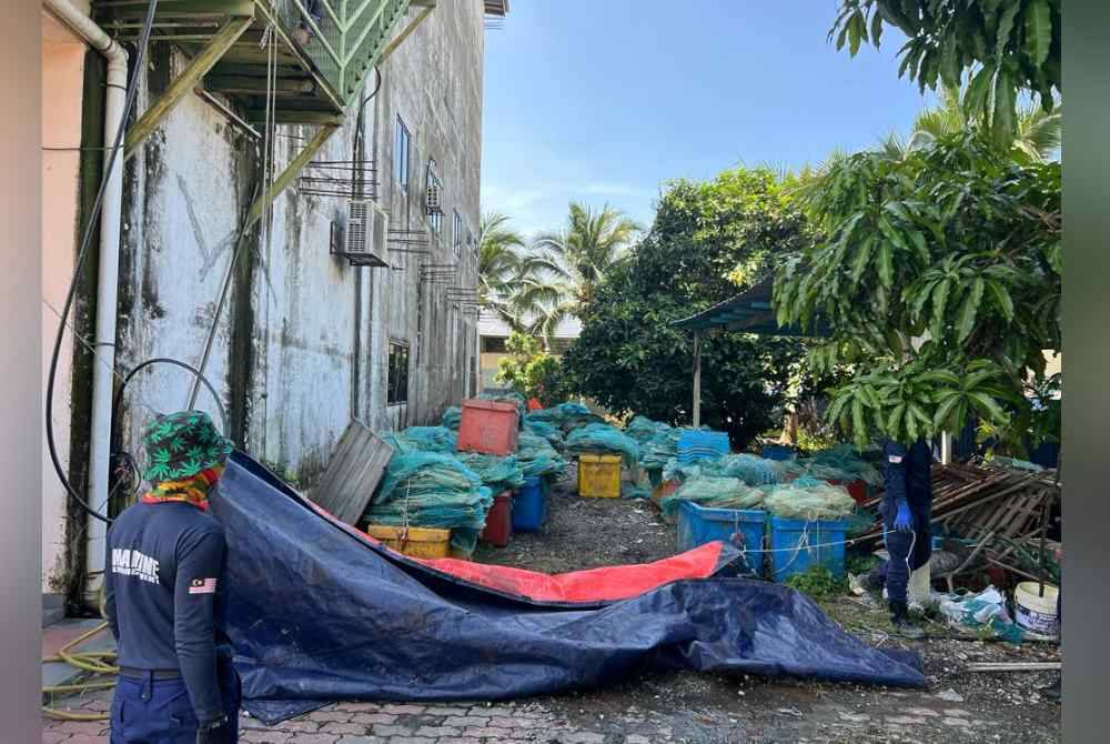 Bubu naga yang telah digunakan bagi penangkapan hasil laut diletakkan di luar premis terbabit.