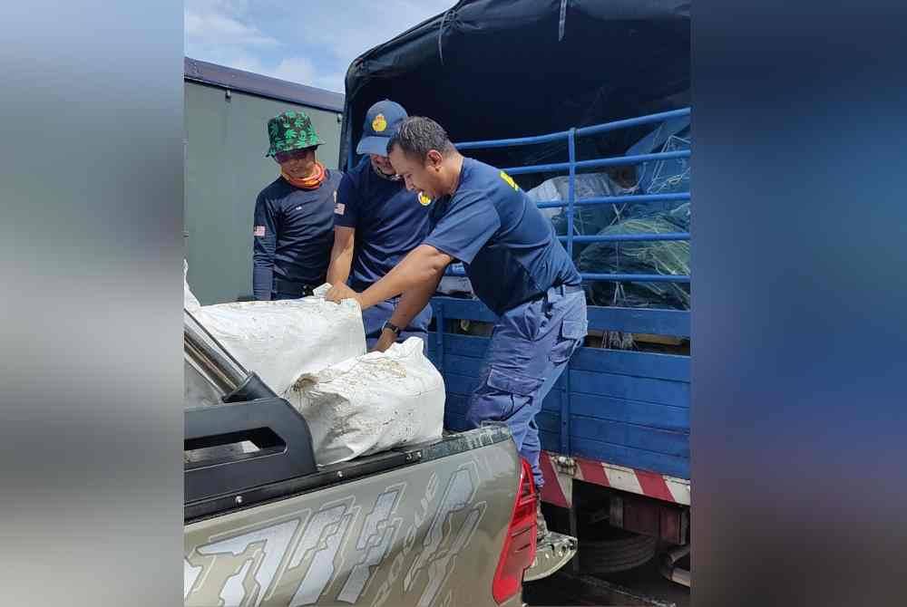 
Anggota penguatkuasa Jabatan Perikanan Selangor menyusun bubu naga yang dirampas dalam operasi khas pada Rabu.