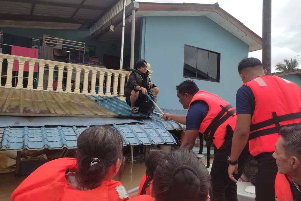 Mangsa banjir yang terperangkap dalam banjir di sebuah taman berdekatan bandar Kota Tinggi menerima bantuan bomba dan pihak ATM sebelum di pindahkan ke PPS.