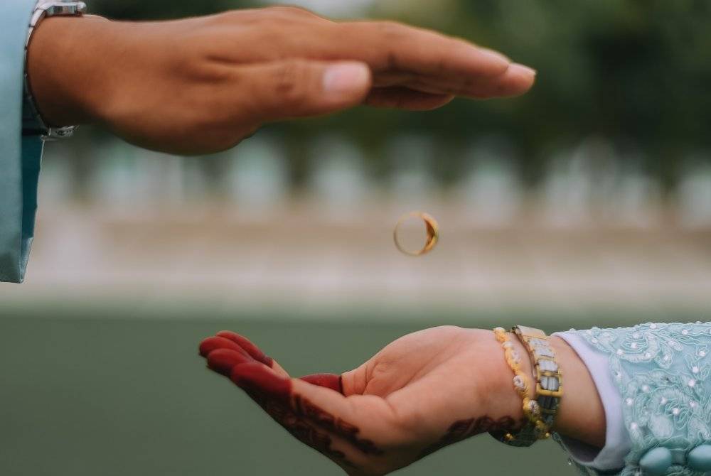 JUMHUR sahabat mengharamkan perkahwinan secara kontrak.