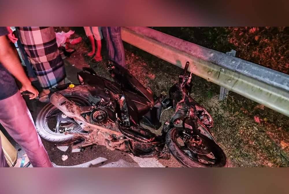 Keadaan salah sebuah motosikal yang terlibat dalam kemalangan di Jalan Kampung Kalai pada malam Rabu.