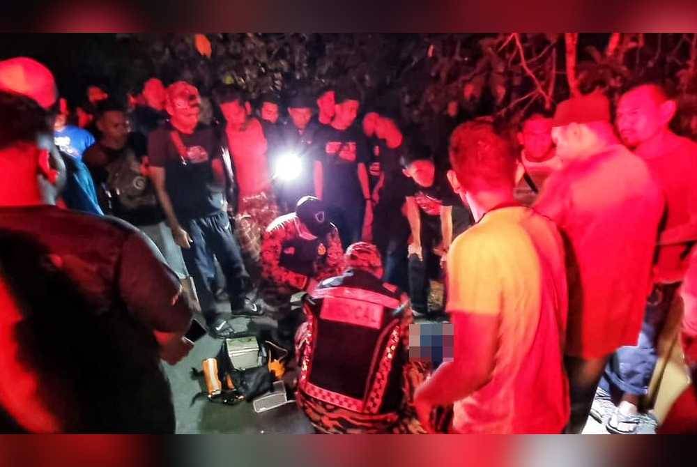 Petugas perubatan memberikan bantuan awal sebaik tiba di lokasi kejadian.