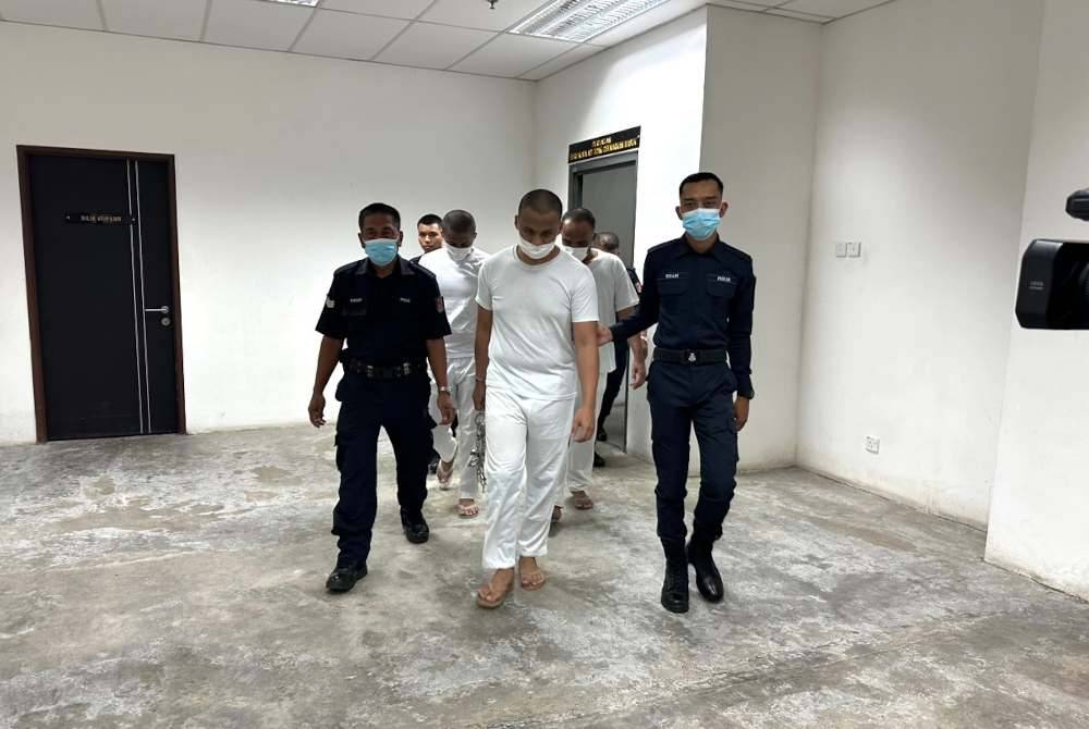 Ketiga-tiga tertuduh dilepas dan dibebaskan oleh mahkamah.