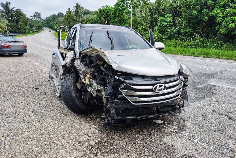 SUV Hyundai yang turut remuk akibat kemalangan tersebut. Foto Ihsan JBPM