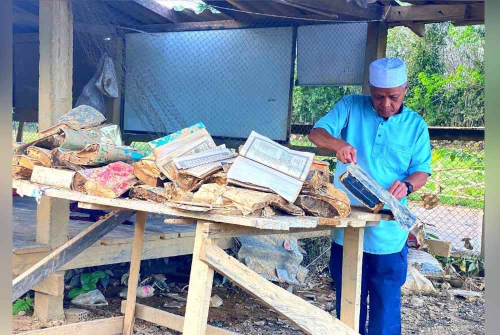 Muhammad Nasir tersentuh hati apabila melihat ratusan al-Quran yang rosak akibat bencana tersebut.