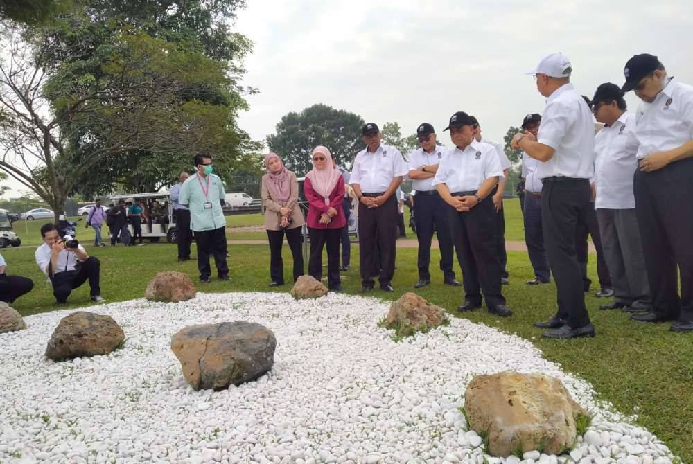 Saarani (empat dari kanan) melihat sebahagian batuan yang dipamerkan di GRG UTP selepas menyempurnakan Majlis Pembukaan Rasmi GRG UTP pada Khamis.