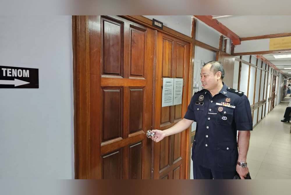 Chang Ching ketika hadir ke Mahkamah Tenom untuk memberi keterangan sebagai saksi kelapan dalam kes Ebit Lew.