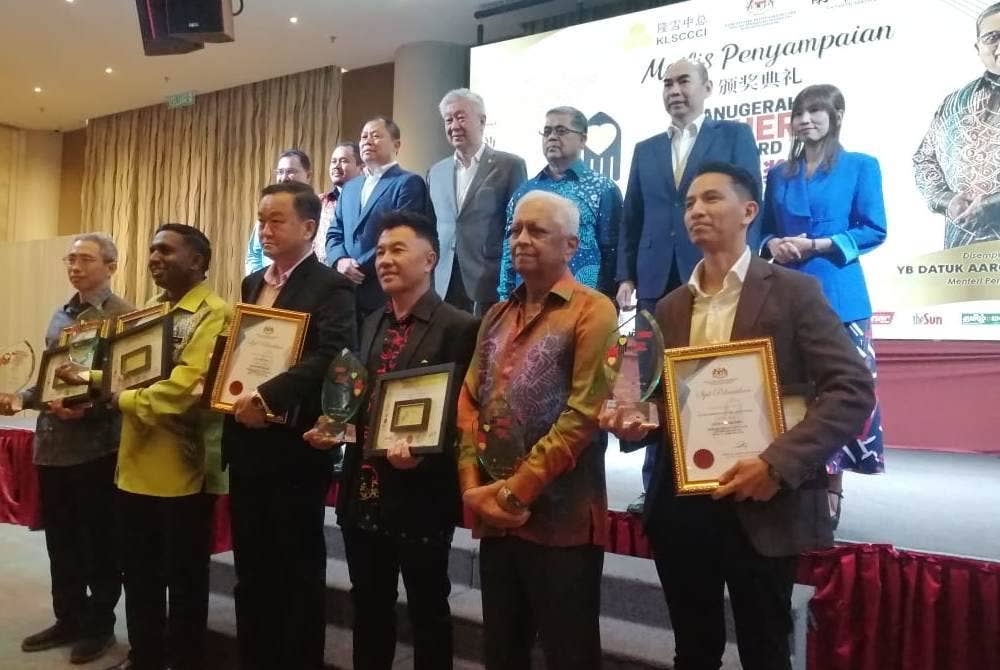 Aaron (tiga dari kanan, belakang) bergambar bersama enam penerima Anugerah My Hero 4.0.