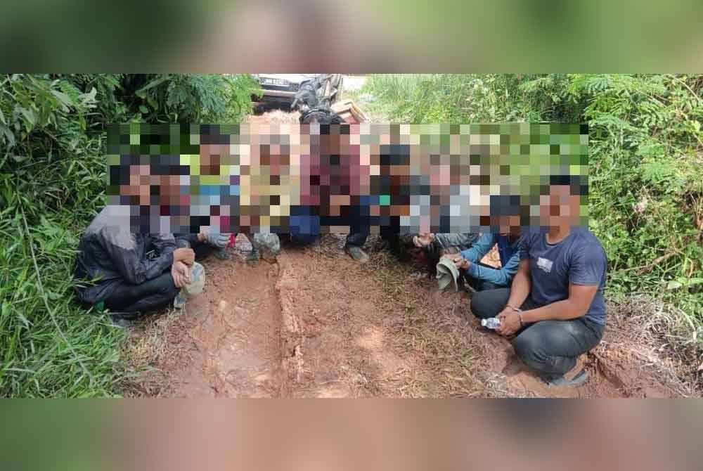 Sebahagian individu yang ditahan selepas menangguk benih kerang di sekitar perairan Kuala Selangor pada Rabu.