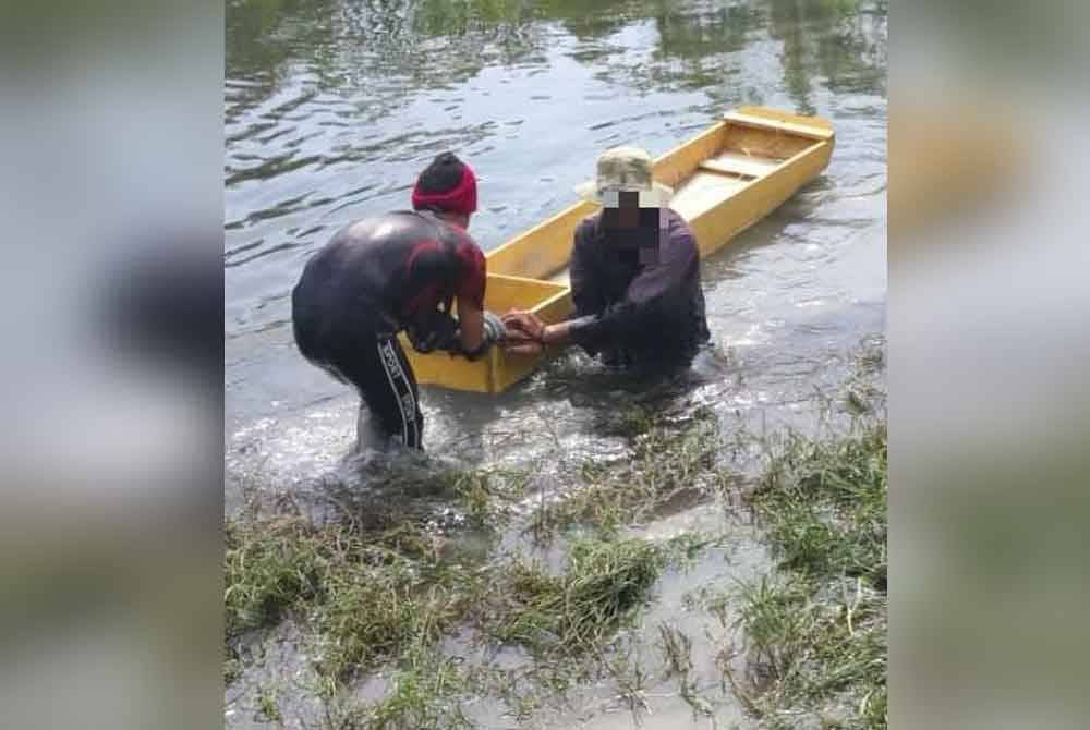 Beberapa individu dikesan menangguk benih kerang di perairan Kuala Selangor pada Rabu.