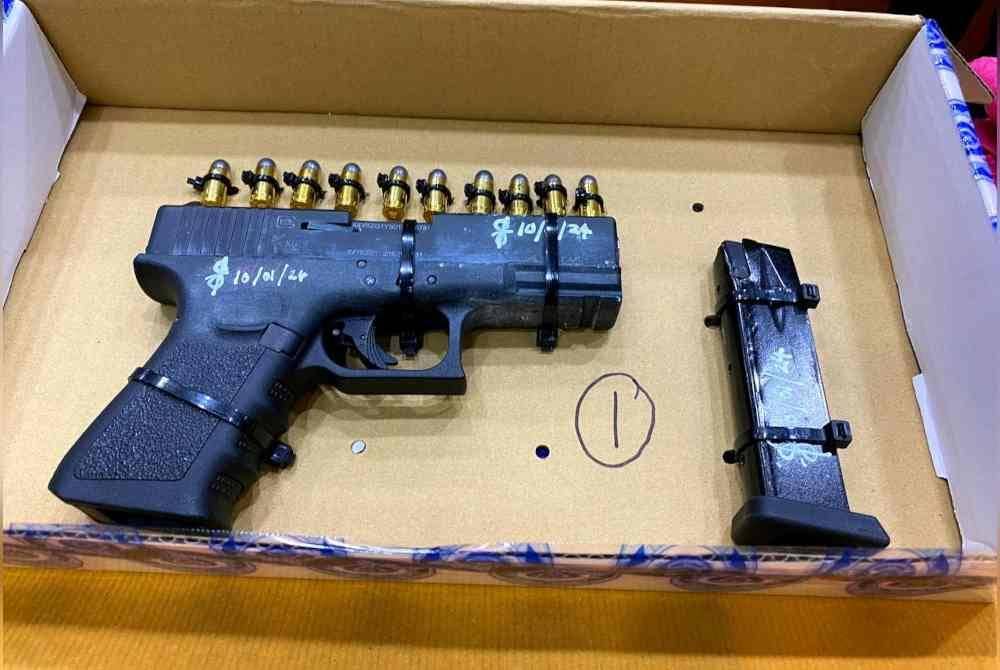Hasil pemeriksaan di dalam bilik bahagian tengah telah menjumpai sepucuk pistol jenis Kuzey GN19 beserta kelopak dan 10 biji peluru bernilai RM5,800.