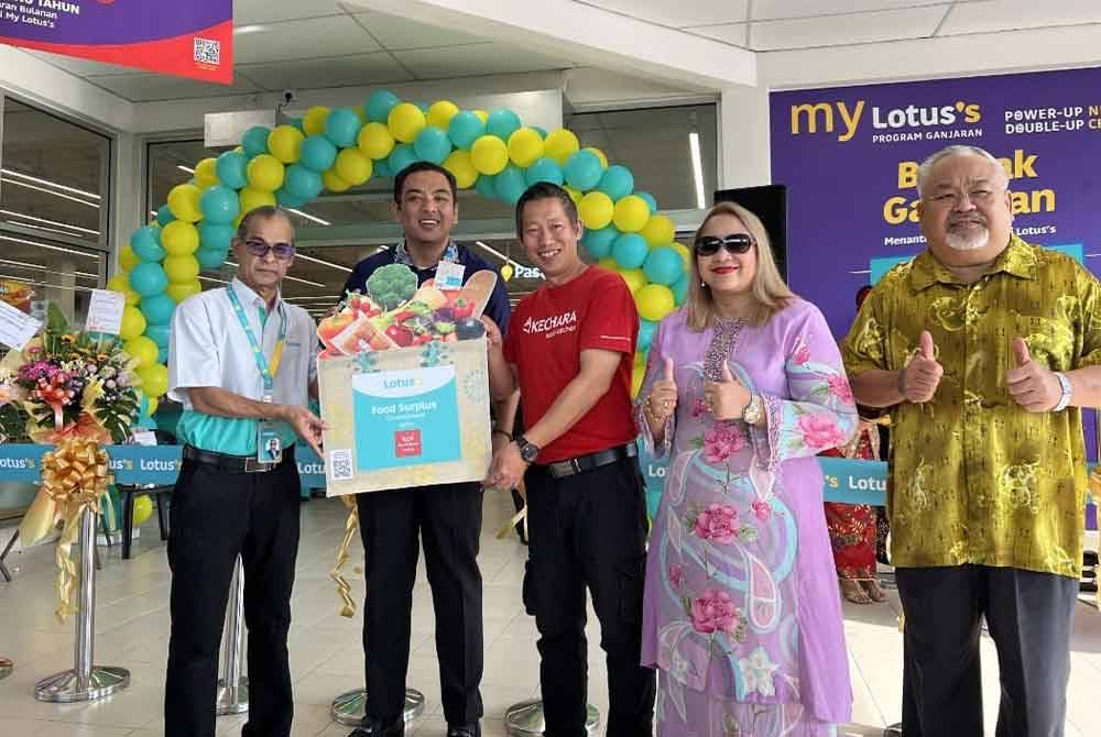 Jayakumar (kiri), Mohd Noor Helmy (dua dari kiri) dan Norena (empat dari kiri) ketika perasmian Lotus’s Mart Duyong di Taman Desa Duyong pada Khamis.
