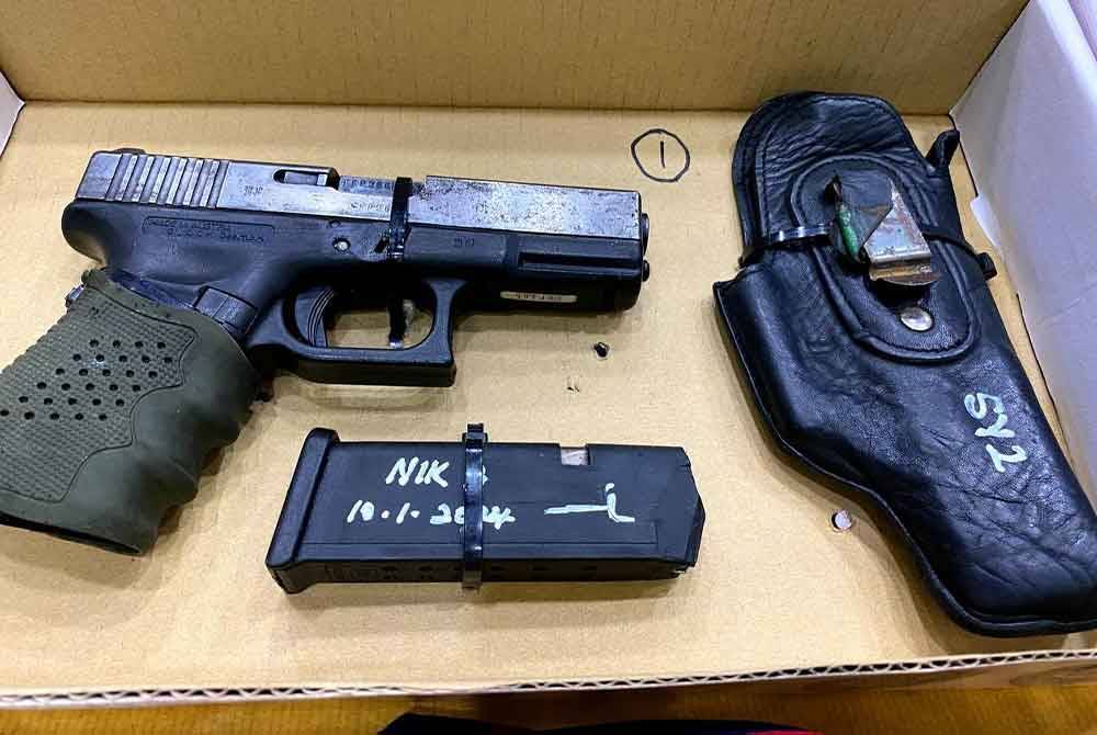 Pasangan suami isteri ditahan bersama sepucuk pistol dan 31 butir peluru di Kampung Geting Tengah, Tumpat pada Rabu.