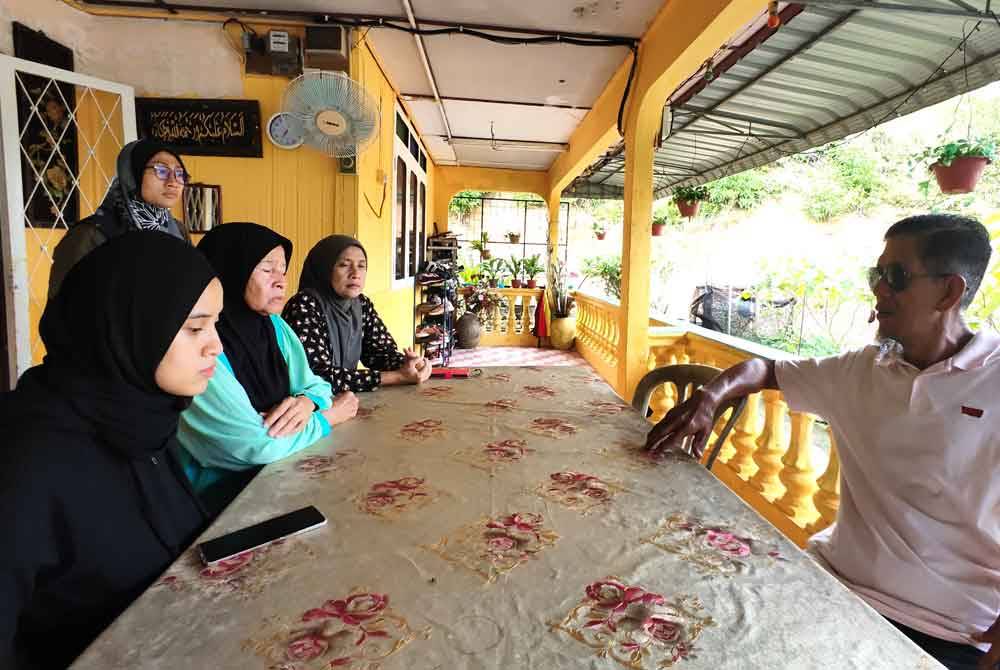 Keluarga Mariam didatangi penduduk kampung yang bertanya kejadian berlalu.