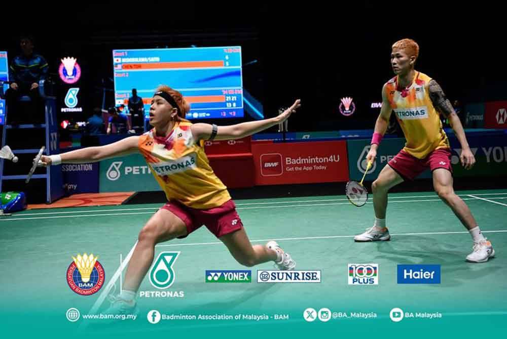 Tang Jie (kanan) dan Ee Wei tumpas kepada pasangan Jepun pada pusingan kedua Terbuka Malaysia di Axiata Arena, Bukit Jalil pada Khamis. -Foto: FB BAM