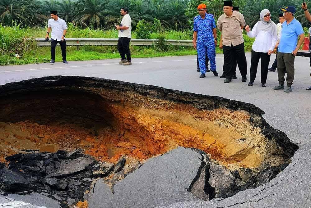 Al-Sultan Abdullah (tiga dari kanan) berangkat meninjau lokasi kejadian jalan mendap di Kilometer 73 Jalan Kuantan-Segamat di sini pada Khamis.