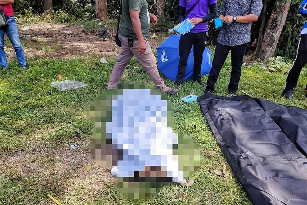 Mayat mangsa dibawa ke Unit Forensik Hospital Masjid Tanah.