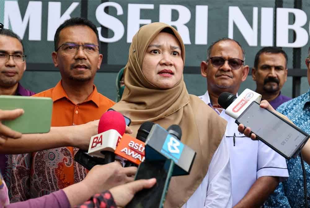 Fadhlina ketika bertemu pengamal media selepas melakukan lawatan kerja berikutan gangguan bekalan air di SMK Seri Nibong. Foto Bernama