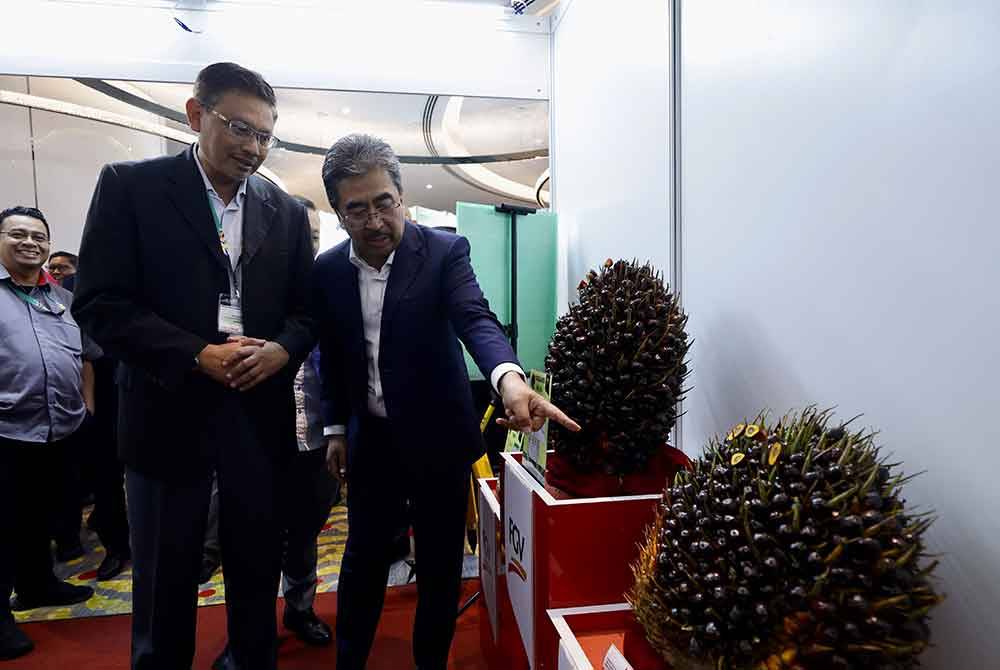 Johari melawat ruang pameran selepas merasmikan Seminar Tinjauan dan Pandangan Ekonomi Minyak Sawit 2024. Foto Bernama
