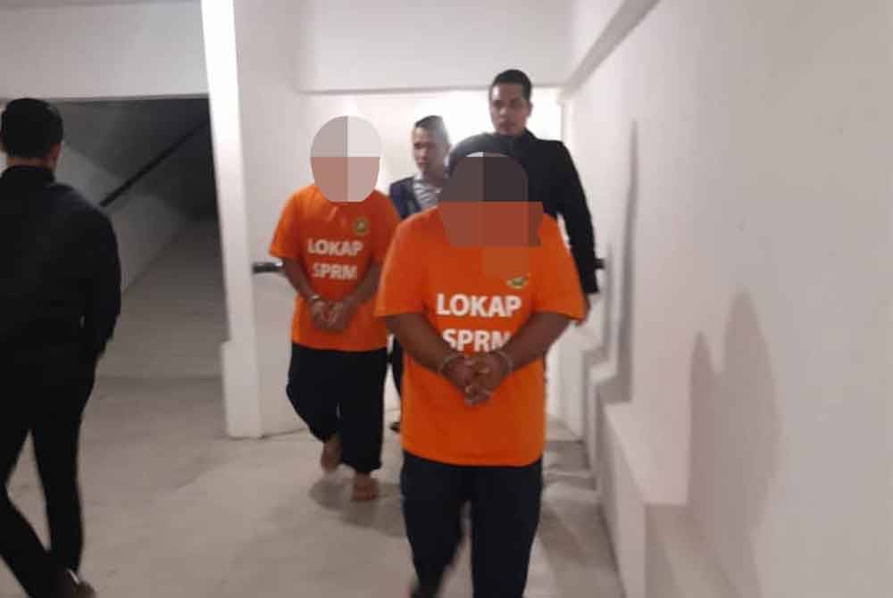 Seorang pensyarah bersama pengurus sebuah syarikat ditahan pada Rabu disyaki mengemukakan dokumen yang mengandungi butiran matan palsu bagi mendapatkan kemudahan pembiayaan kredit berjumlah kira-kira RM2 juta.