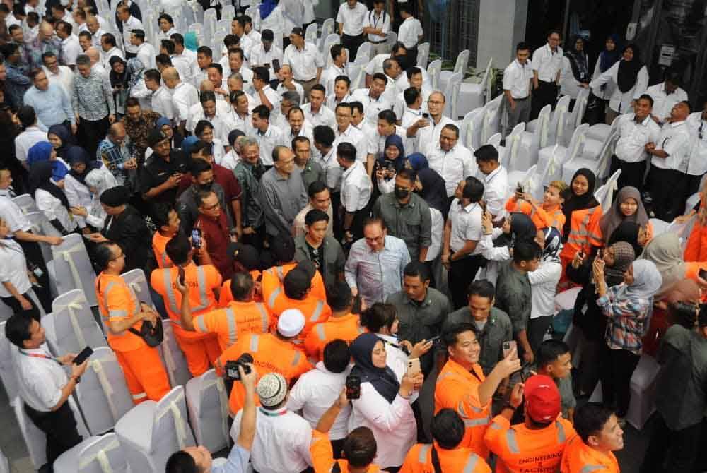 Anwar bersama warga Pelabuhan Tanjung Pelepas (PTP) pada Khamis.
di sini pada Khamis.