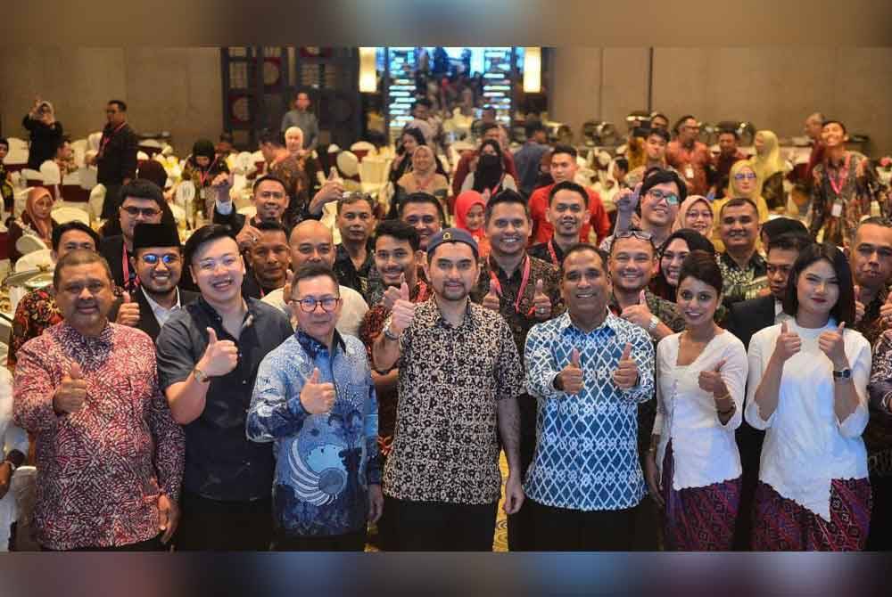 Chandran Rama Muthy (tiga dari kanan), Khairul Firdaus (tengah) dan Rudy (tiga dari kiri) bergambar bersama agensi pelancongan dari Malaysia dan Indonesia dalam program Batik Air Fly to Middle East and Europe di The Saujana Hotel Kuala Lumpur pada Khamis