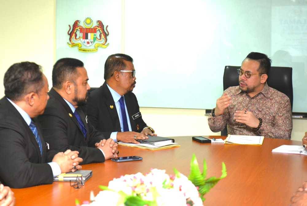 Steven Sim ketika mengunjungi Cuepacs di Wisma Cuepacs pada Khamis.