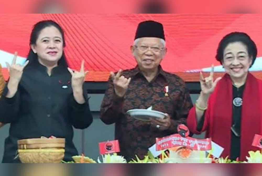 Ma'ruf (tengah) menunjukkan simbol 'salam metal' ketika menghadiri Peringatan Hari Ulang Tahun ke-51 Parti Demokrasi Indonesia Perjuangan (PDIP) pada Rabu. Foto Agensi