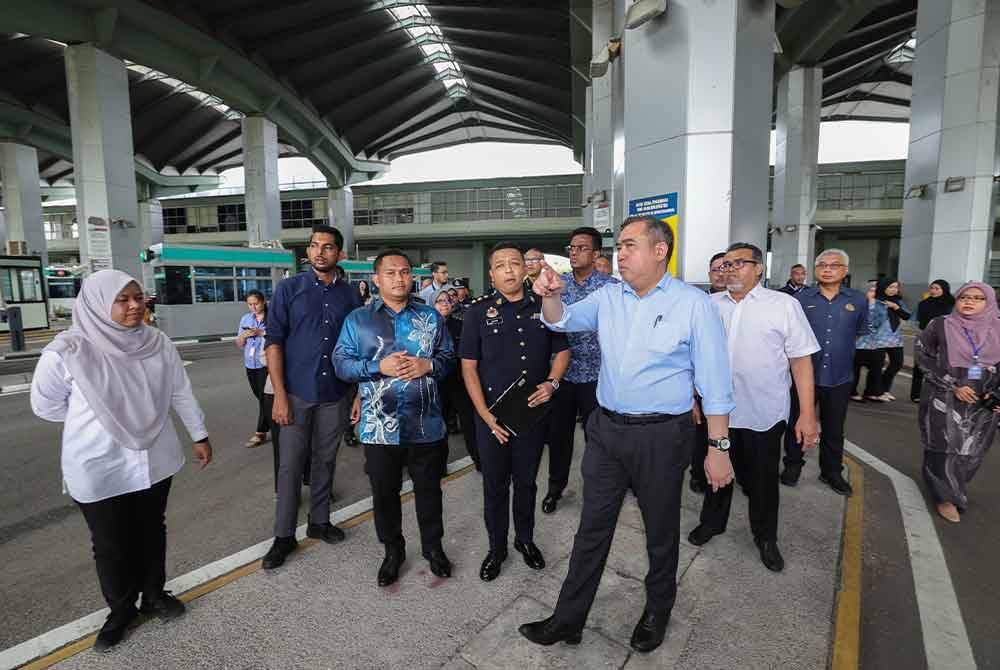 Anthony Loke (depan, kanan) meninjau keadaan semasa di Kompleks Sultan Abu Bakar pada lawatan kerjanya hari ini. Foto Bernama