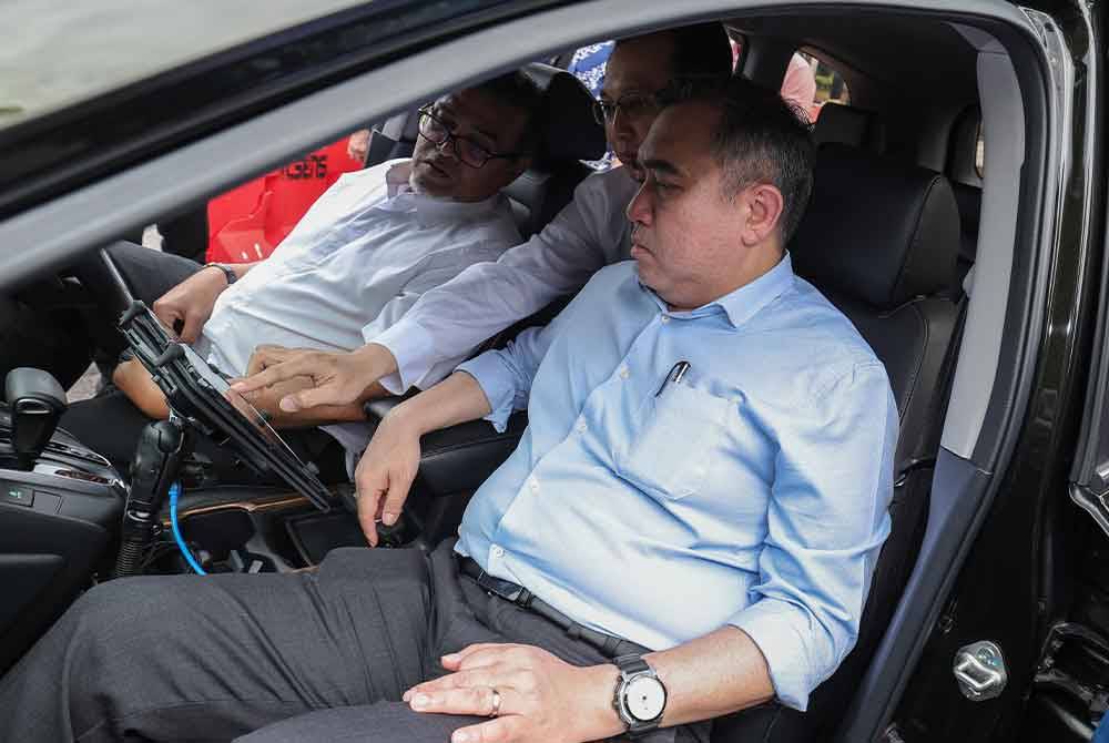 Anthony Loke (duduk, kanan) mendengar penerangan dari pegawai bertugas ketika melihat kenderaan ‘Patrol G2’ pada lawatan kerjanya di Kompleks Sultan Abu Bakar. Foto Bernama