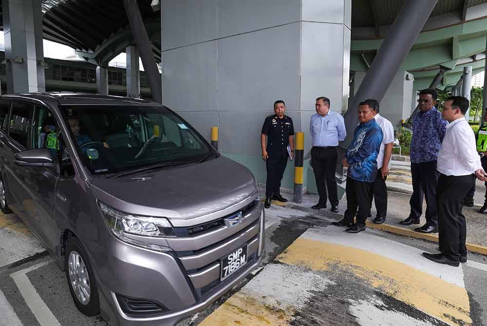 Anthony Loke (dua dari kiri) meninjau aliran trafik kenderaan pada lawatan kerja di Kompleks Sultan Abu Bakar hari ini. Foto Bernama