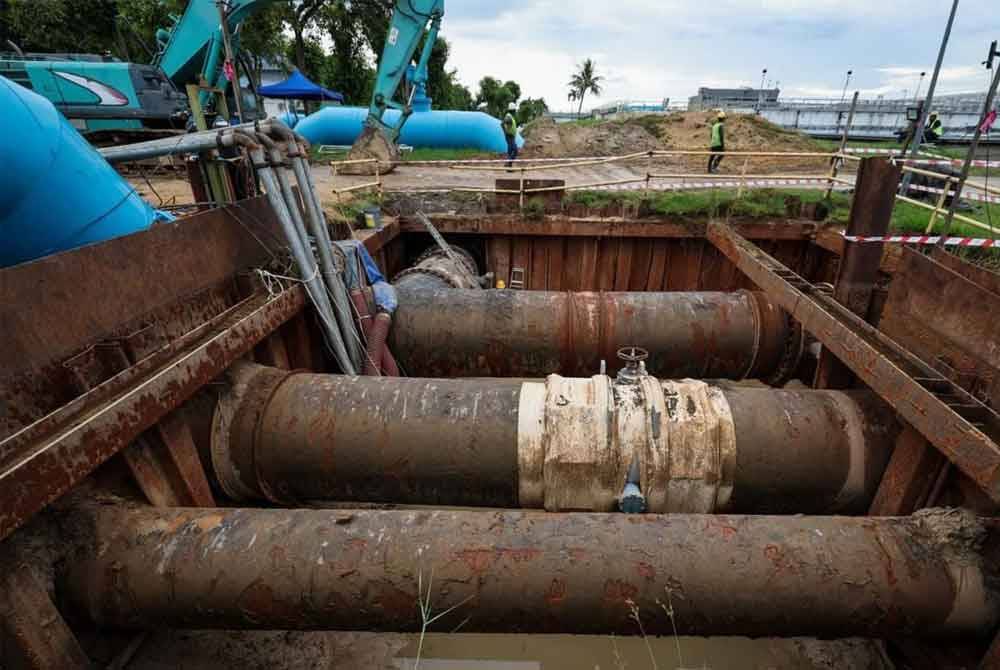 Kerja-kerja penggantian injap kawalan yang bocor di LRA Sungai Dua. Foto Bernama