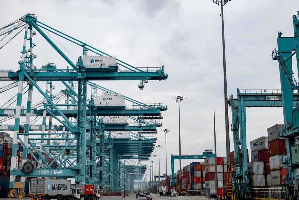 PTP yang terletak di Gelang Patah itu yang dahulunya sebuah perkampungan nelayan, kini menjadi hab pemindahan kontena paling sibuk di Malaysia. Foto Facebook Anwar Ibrahim