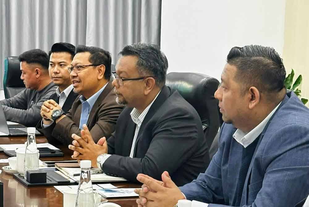 Haim Hilman (dua dari kanan) ketika mengetuai misi pelaburan dengan syarikat terkemuka di China. Foto Facebook Haim Hilman Abdullah