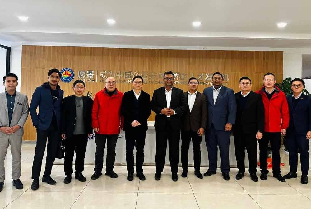 Haim Hilman (tengah) ketika mengetuai misi pelaburan dengan syarikat terkemuka di China. Foto Facebook Haim Hilman Abdullah