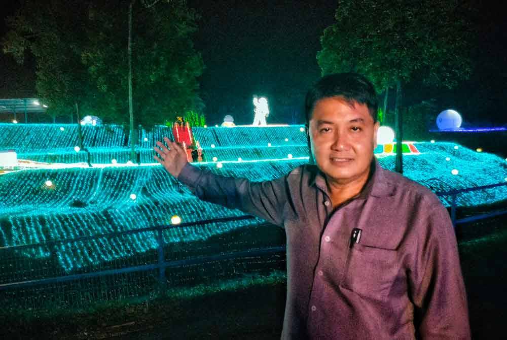 Cheng Swee menunjukkan Taman Tema dan Resort Melaka Wonderland, Ayer Keroh yang diterangi kira-kira 1.4 juta lampu neon pelbagai warna dan saiz.