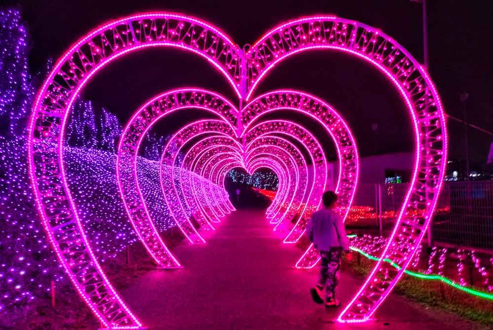 Terowong percintaan antara tarikan yang terdapat di festival lampu berkenaan.