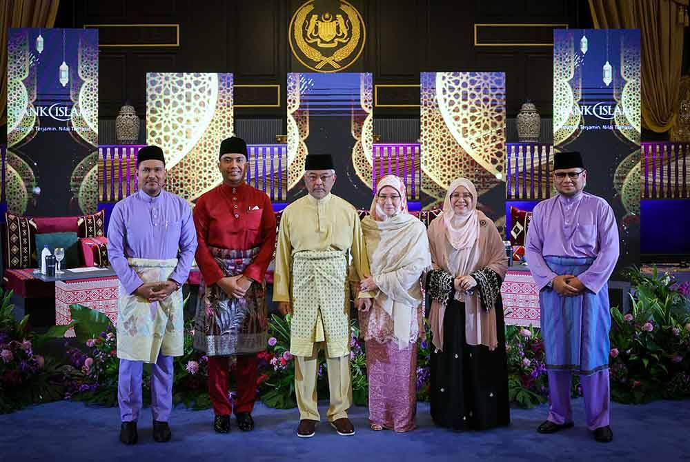 Al-Sultan Abdullah dan Tunku Azizah berkenan bergambar bersama moderator dan panel pada Program Forum Perdana Ehwal Islam Diraja bertajuk 'Institusi Diraja Penyatuan Ummah' malam ini. Foto Bernama