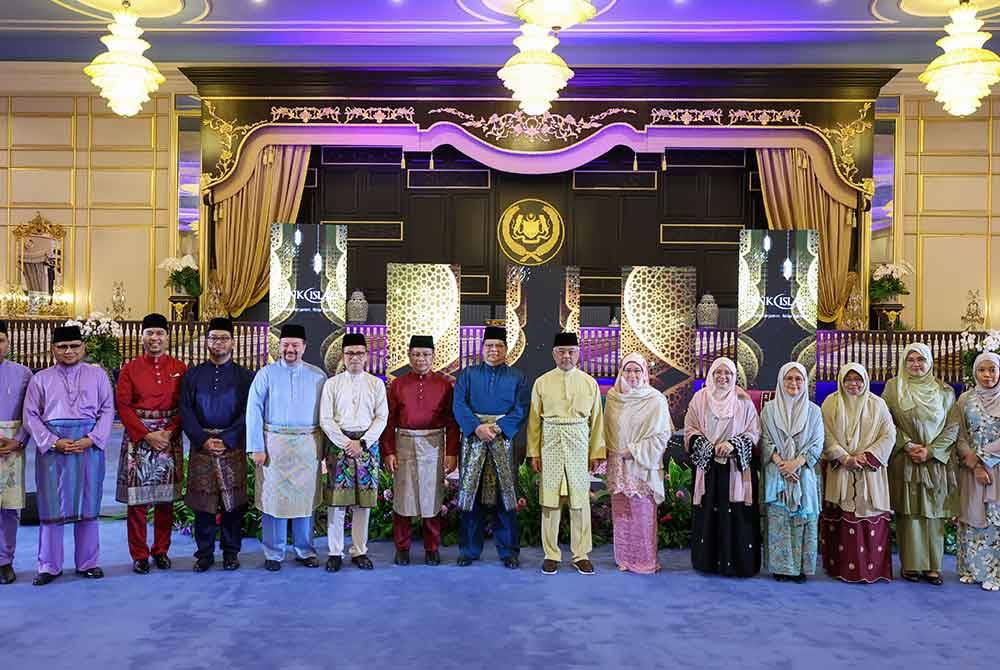 Al-Sultan Abdullah dan Tunku Azizah berkenan bergambar bersama tetamu yang hadir pada Program Forum Perdana Ehwal Islam Diraja bertajuk 'Institusi Diraja Penyatuan Ummah' malam ini. Foto Bernama