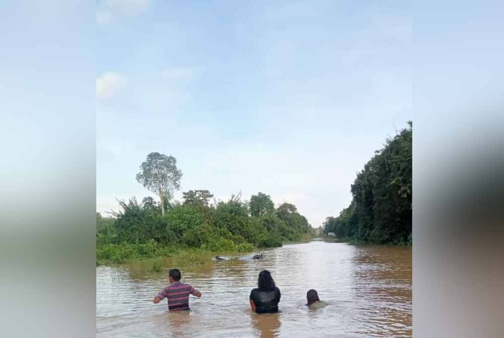Lokasi kejadian kenderaan mangsa dihanyutkan arus banjir di kawasan Kampung Sija, Pekan pada Khamis