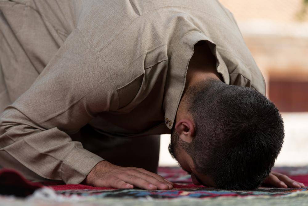 MENJAGA laku bukan sahaja ketika berada di atas sajadah atau tikar sembahyang sahaja, tetapi peliharalah akhlak kita setiap masa.