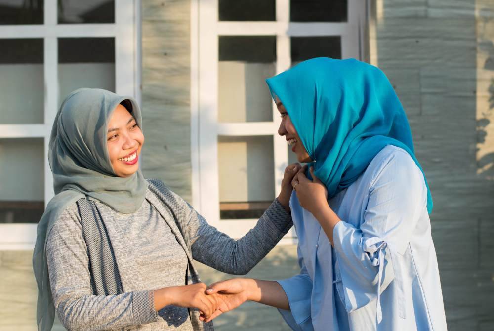 TIDAK kiralah di mana sahaja kita berada, soal adab dan akhlak perlu dititik beratkan.