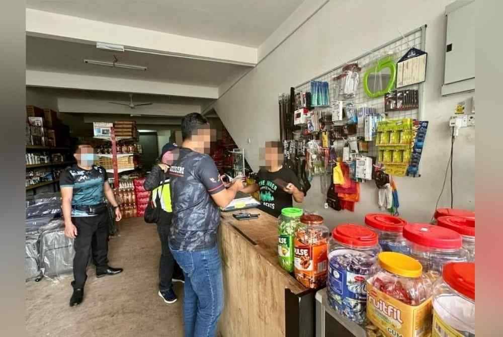 Imigresen Johor menahan seorang warga asing di sebuah premis. Foto Facebook JIM Johor