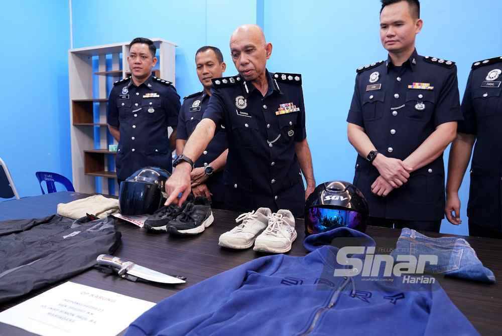 Ahmad Sukarno (tengah) menunjukkan senjata yang digunakan oleh seorang Gang Pian ketika menyamun di sebuah bank di Kepong, Kuala Lumpur baru-baru ini.
Foto SinarHarian -MOHD HALIM ABDUL WAHID
