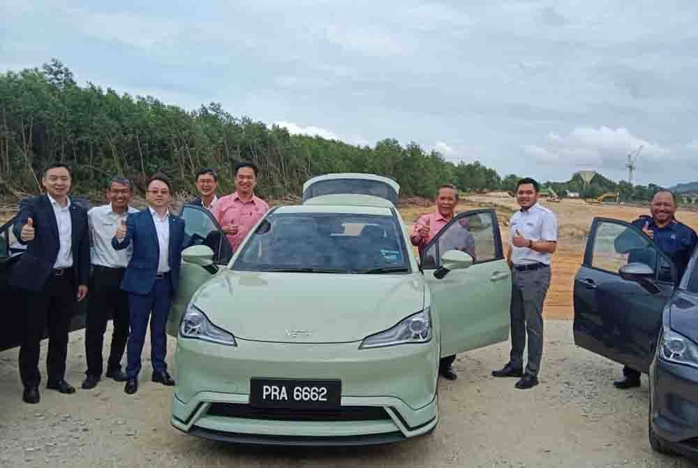 Aminuddin (tiga dari kanan) ketika melihat kenderaan EV.