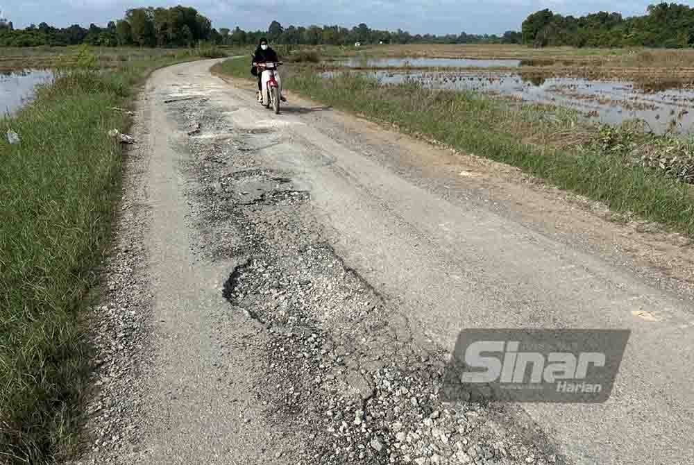 Jalan berlubang bahayakan penunggang motosikal.